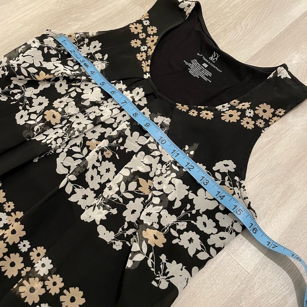 WOMEN’S New York & Co. Sleeveless Top - Picture 6 of 6